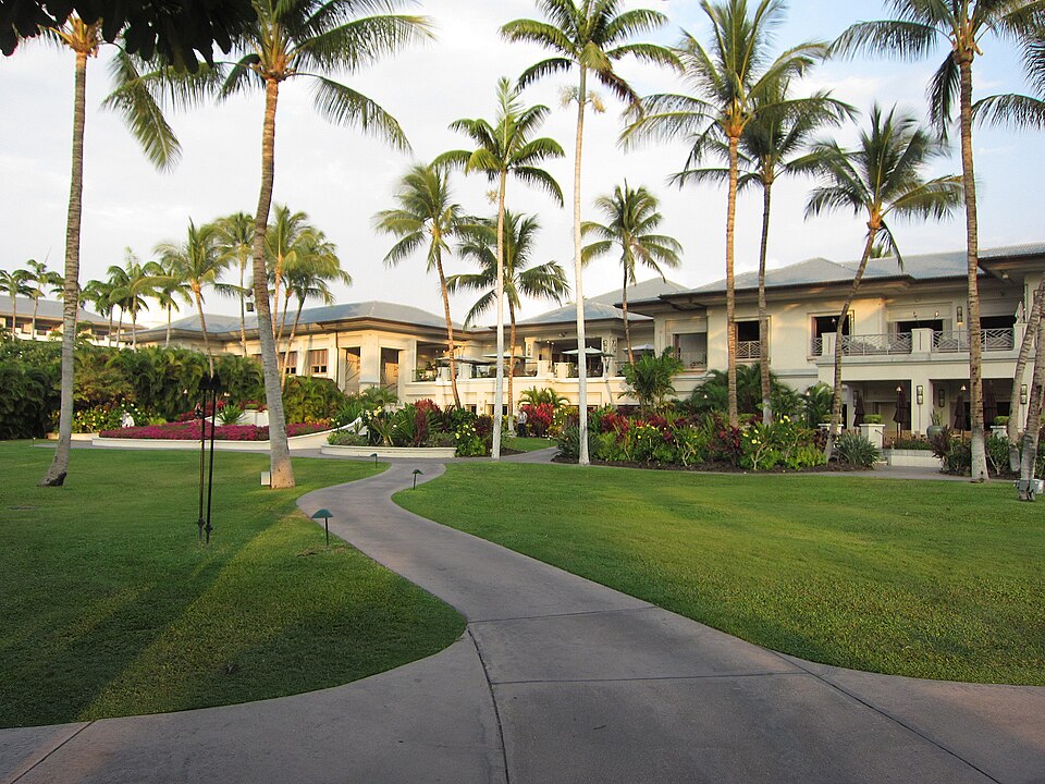 Fairmont Orchid resort buildings and palm-lined grounds on Hawaiʻi Island, photographed in 2014.