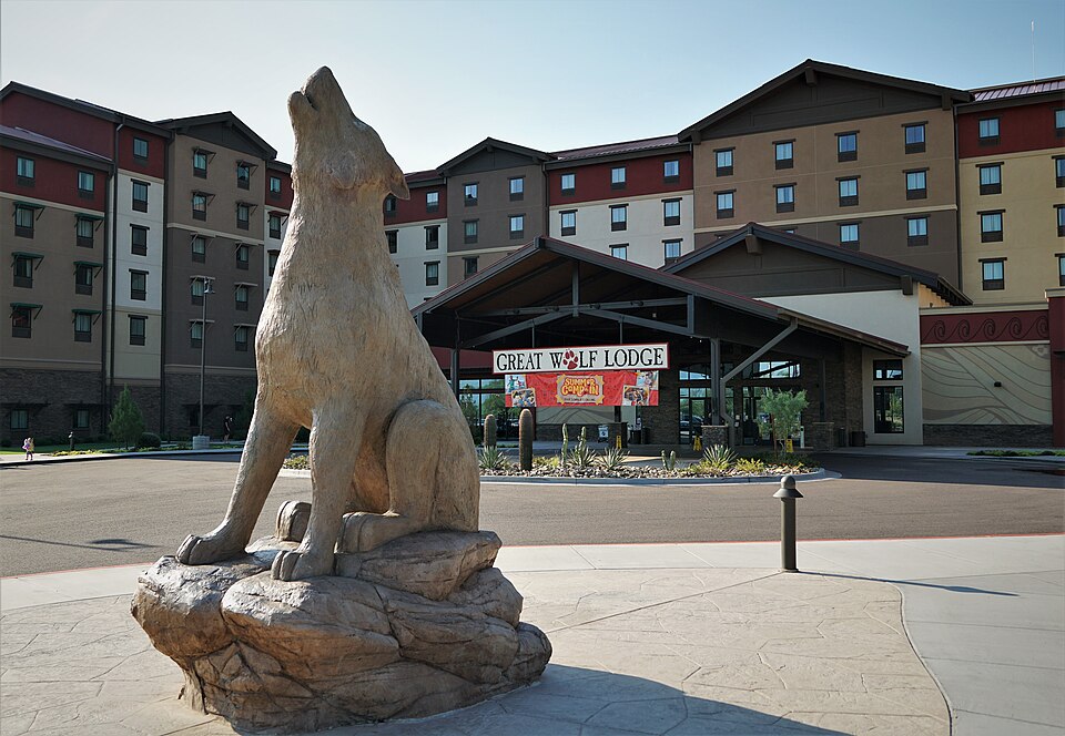 Great Wolf Lodge Scottsdale exterior and wolf sculpture, photographed in 2021.