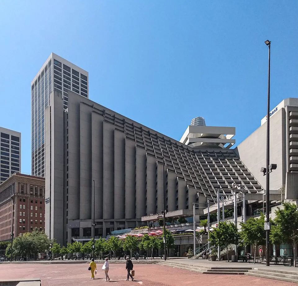 Exterior of Hyatt Regency San Francisco at the Embarcadero, photographed in 2021.