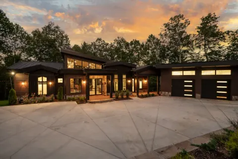 Exterior of Weaver's Nest, an example Southern Comfort Cabin Rentals home in Blue Ridge