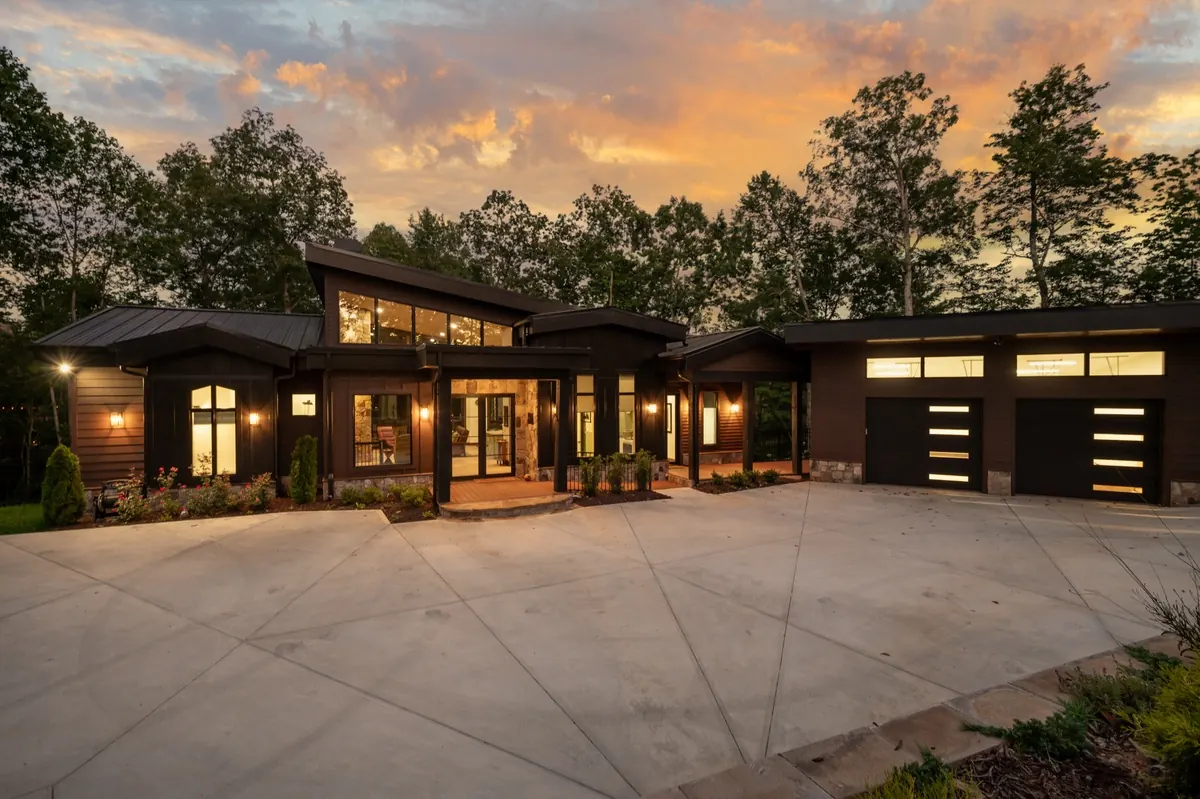Exterior of Weaver's Nest, an example Southern Comfort Cabin Rentals home in Blue Ridge